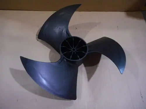 Schwarzer Propeller mit vier Blättern auf Kartonuntergrund, vermutlich von der Marke Remeha.